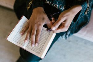 حين يشتدّ الحزن.. لا تنسَ أن الله معك